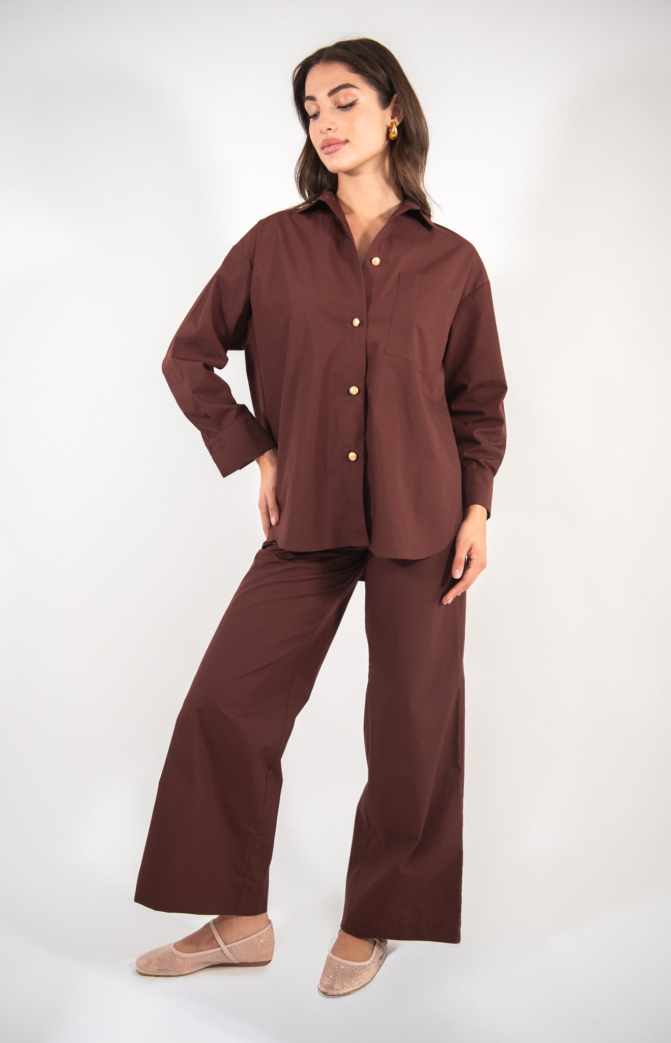 Woman wearing brown pants, full-body view