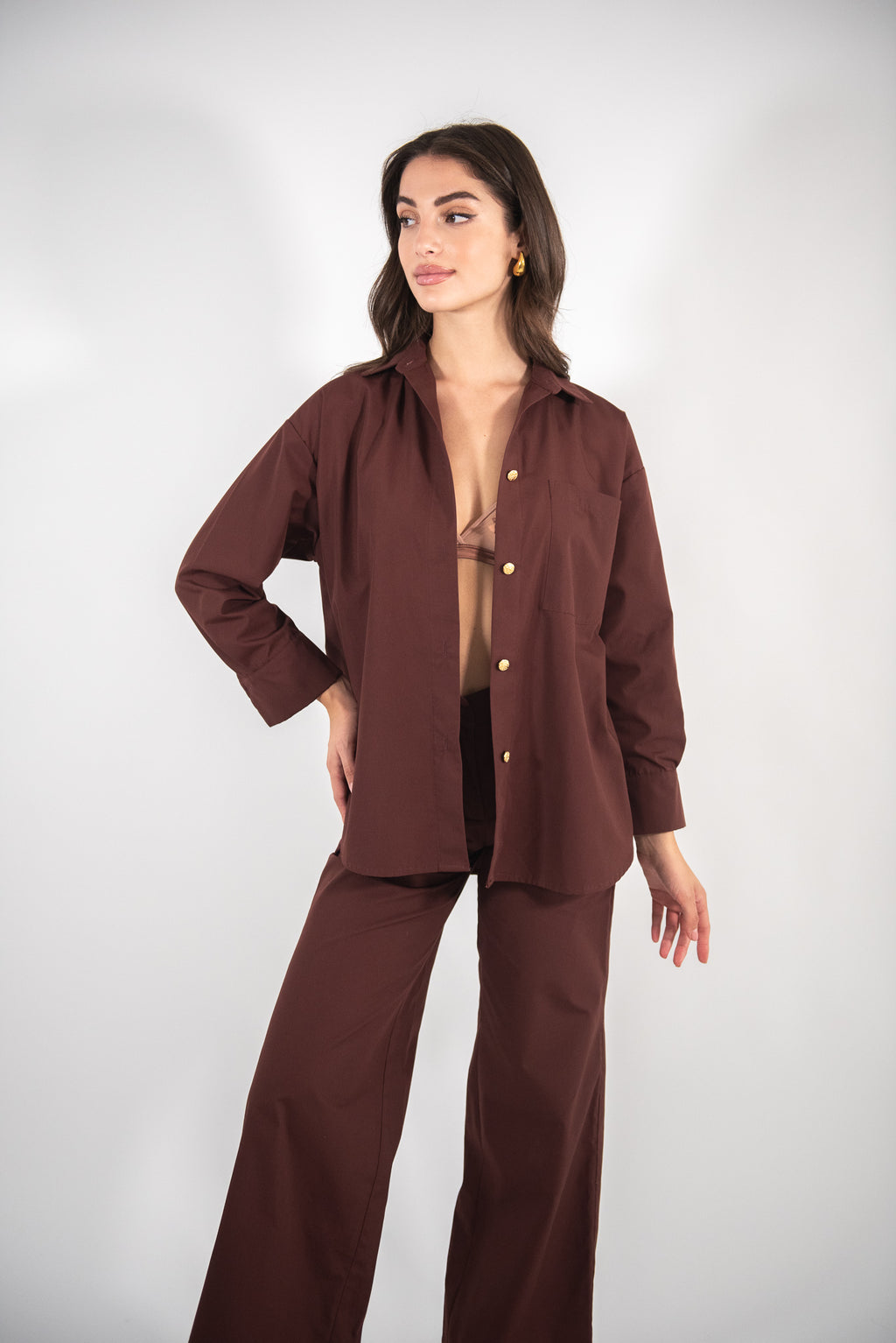 Woman wearing brown pants, full-body view